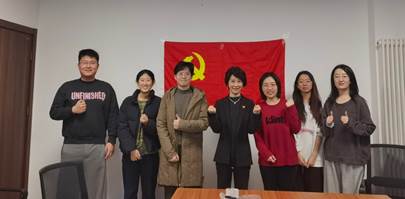 一群人站在房间里
AI 生成的内容可能不正确。